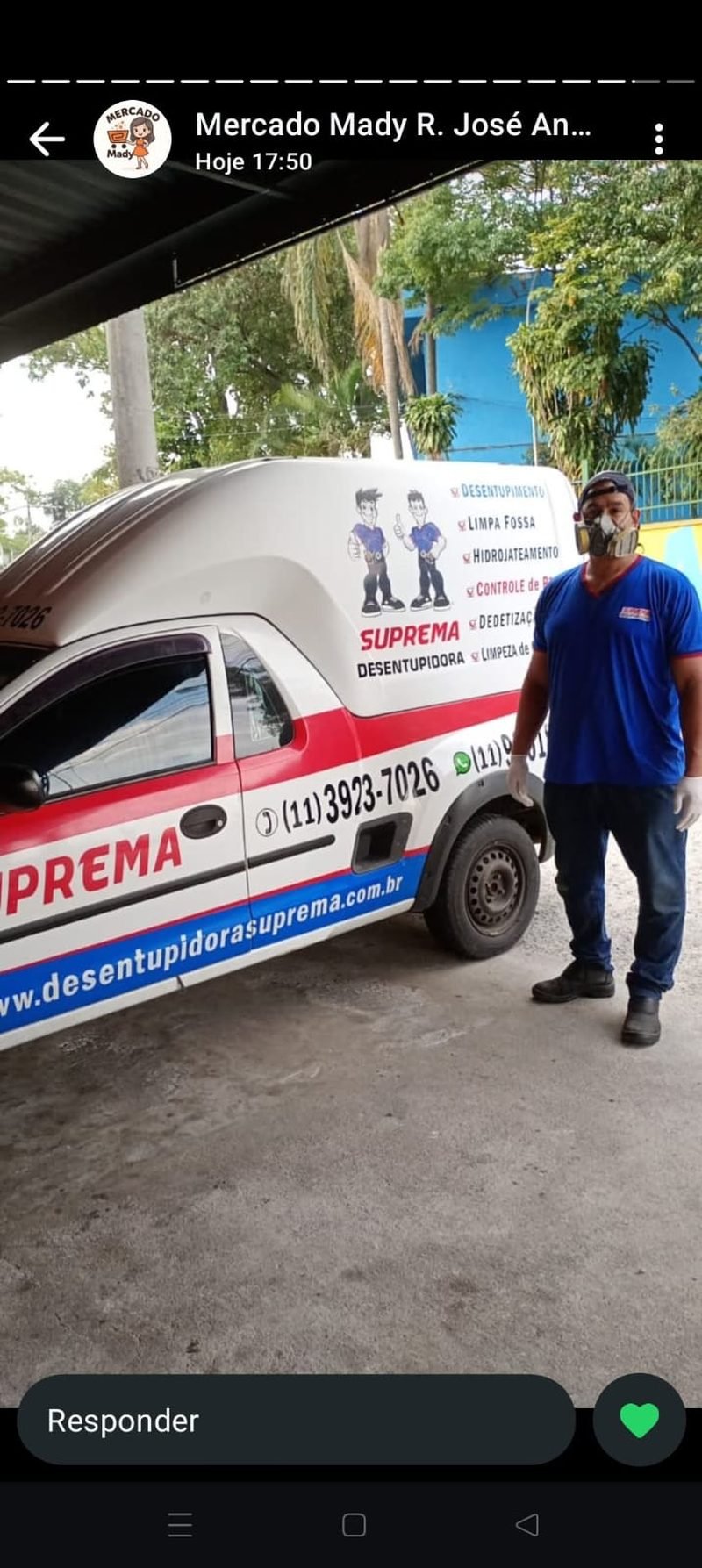 Técnico uniformizado com equipamento de proteção ao lado do veículo da Suprema